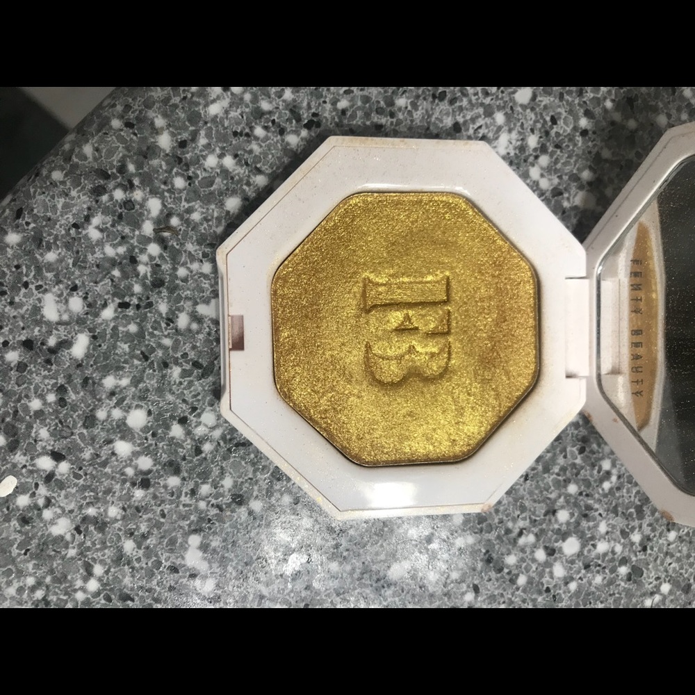 Fenty Beauty Highlighter- Trophy Wife